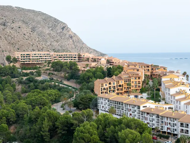 Bright 2-bed apartment with sea-view balcony a short walk from Playa del Cura