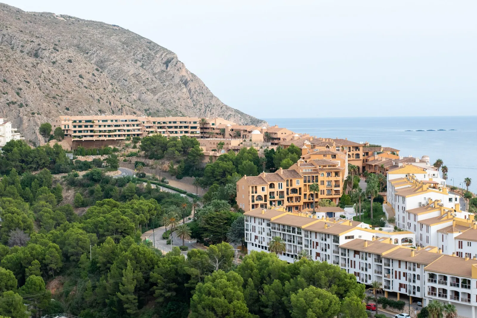 Bright 2-bed apartment with sea-view balcony a short walk from Playa del Cura