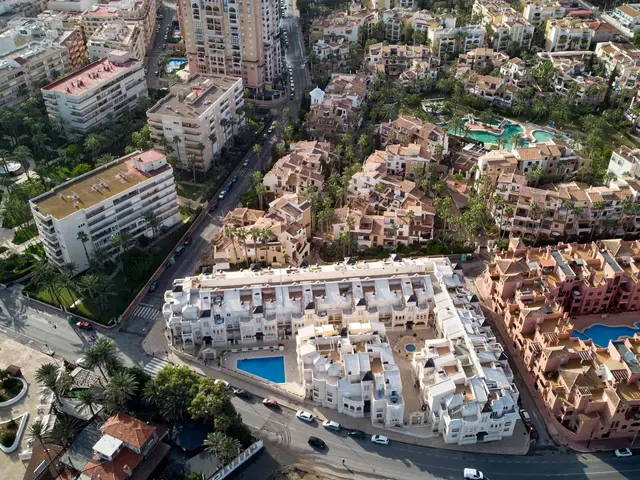 Compact 1-bed apartment with communal pool near Playa de los Locos