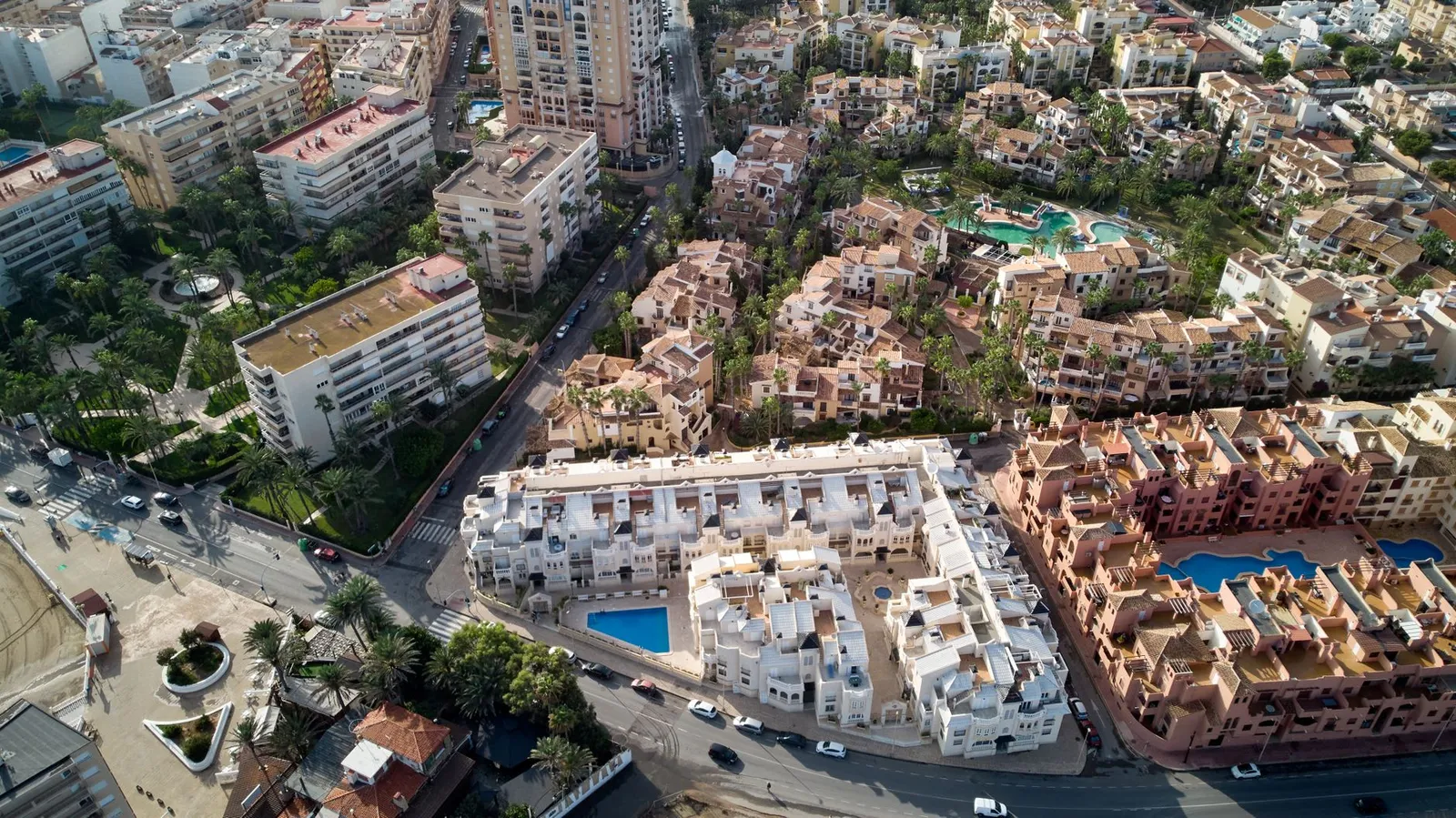 Compact 1-bed apartment with communal pool near Playa de los Locos