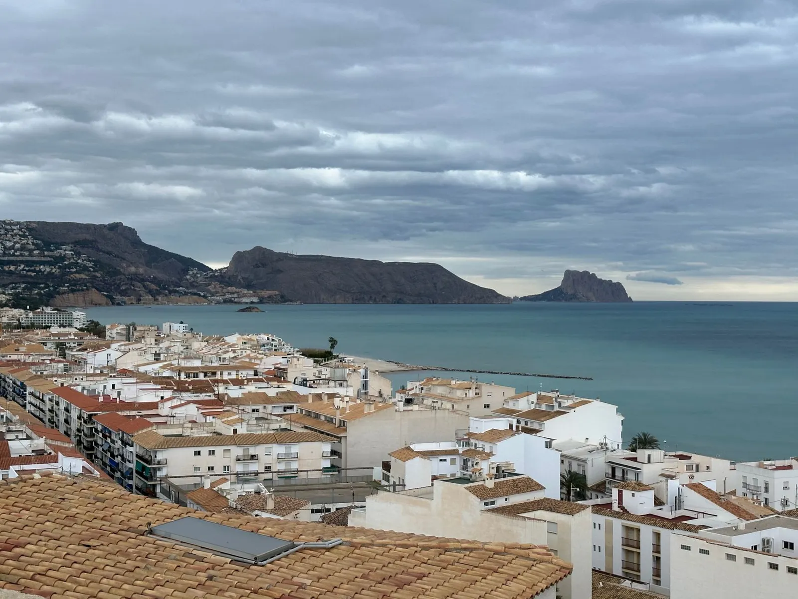 3-bed penthouse with private solarium and marina views by Playa del Acequión