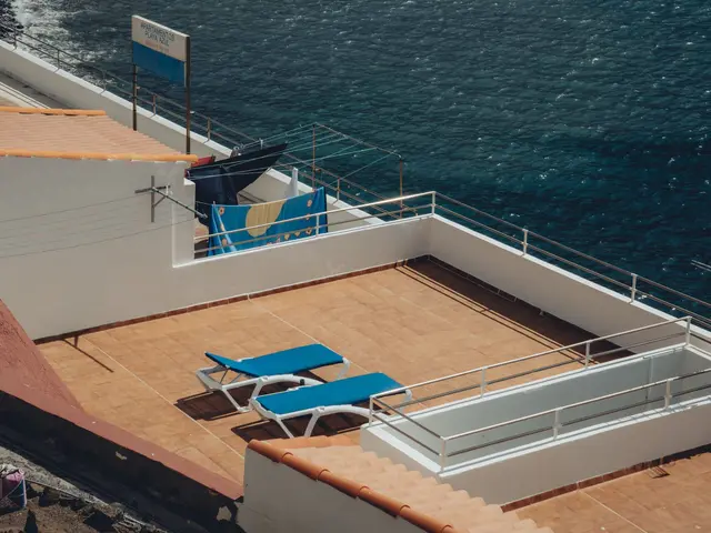 3-bed penthouse with private solarium and marina views by Playa del Acequión — 4
