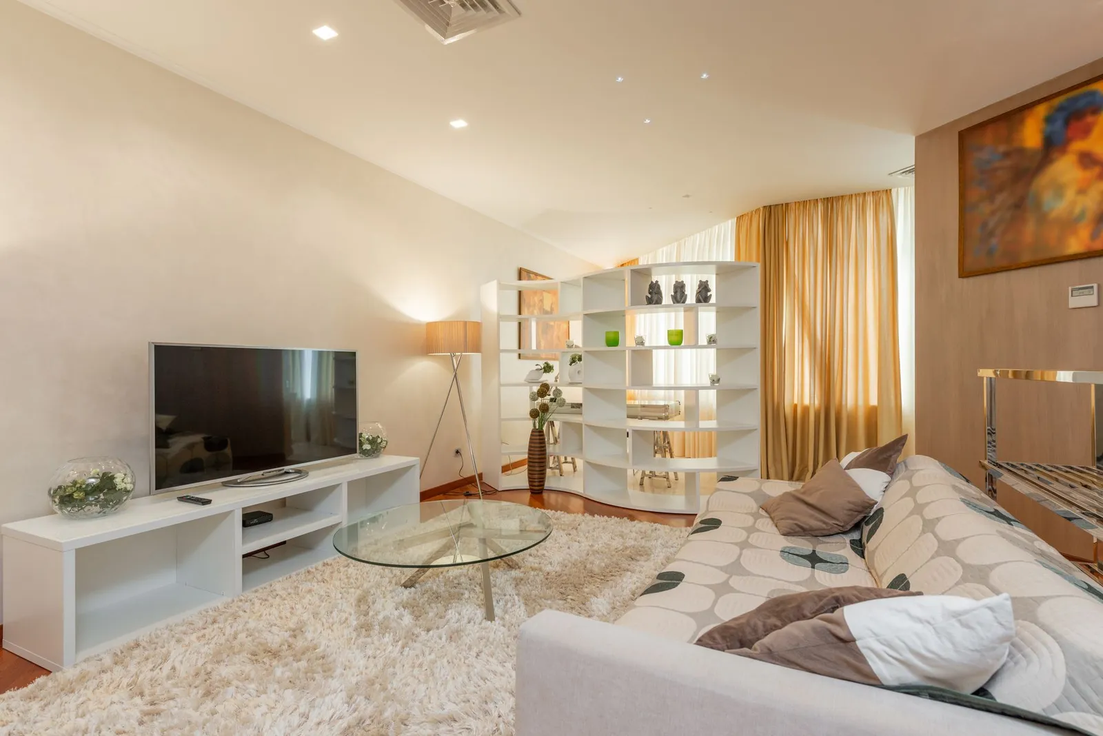 Furnished 2-bed apartment for long-term rent steps from Playa del Cura