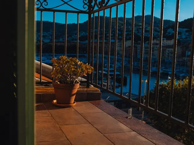Sea-view 3-bed apartment with garage for long-term rent near Paseo Vista Alegre — 2