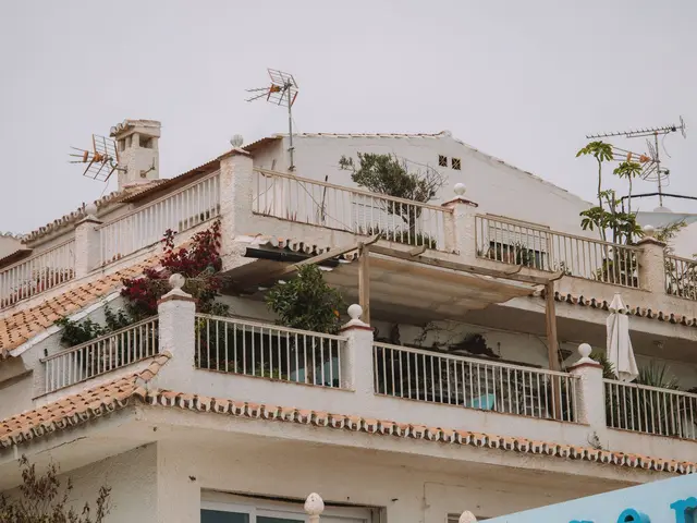 Sea-view 3-bed apartment with garage for long-term rent near Paseo Vista Alegre