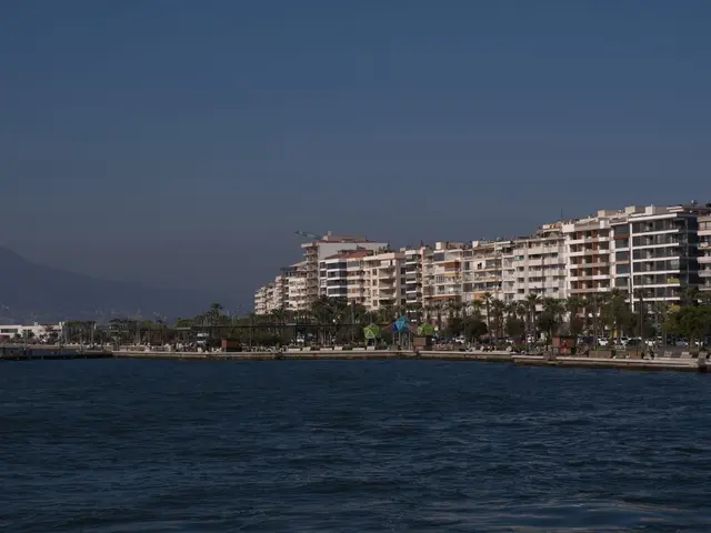 Sea-view 3-bed apartment with garage for long-term rent near Paseo Vista Alegre — 3