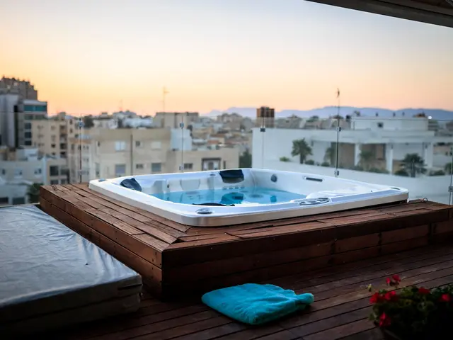 Sea-view 3-bed apartment with garage for long-term rent near Paseo Vista Alegre — 4