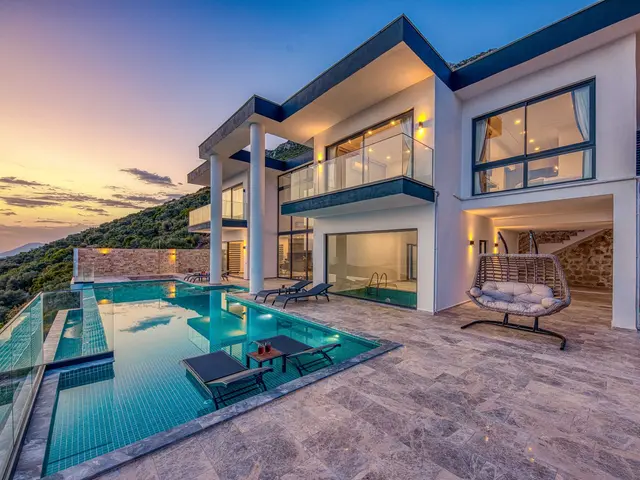 Villa de 4 dormitorios con piscina infinita y vistas al mar junto a Cala Capitán — 3