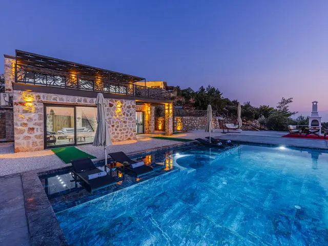 Villa de 4 dormitorios con piscina infinita y vistas al mar junto a Cala Capitán — 2