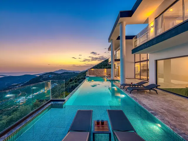 Contemporary 4-bed sea-view villa with infinity pool near Cala Capitán