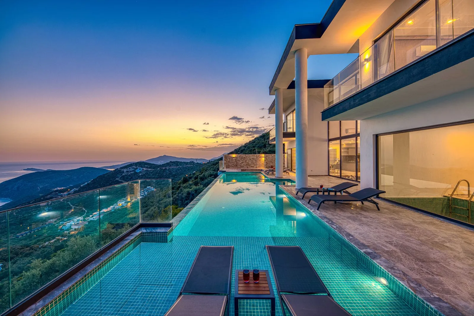 Contemporary 4-bed sea-view villa with infinity pool near Cala Capitán