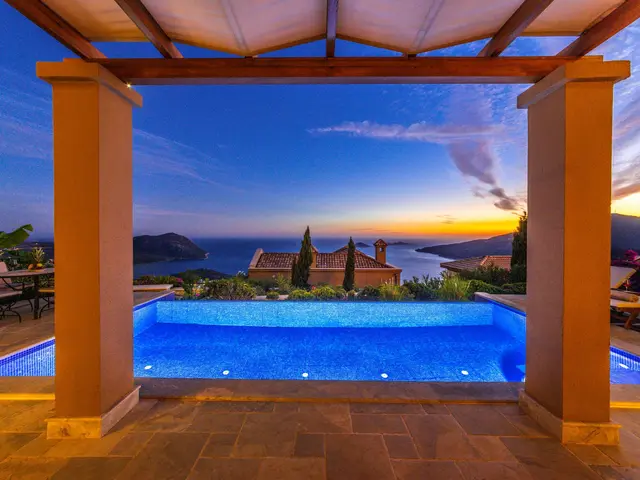 Villa de 4 dormitorios con piscina infinita y vistas al mar junto a Cala Capitán — 5