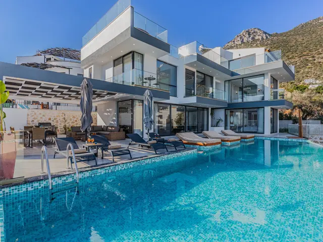 Villa de 4 dormitorios con piscina infinita y vistas al mar junto a Cala Capitán — 4