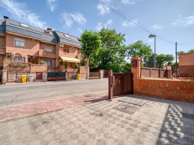 Three-storey 3-bed townhouse with garden and solarium near Cabo Roig beach — 2