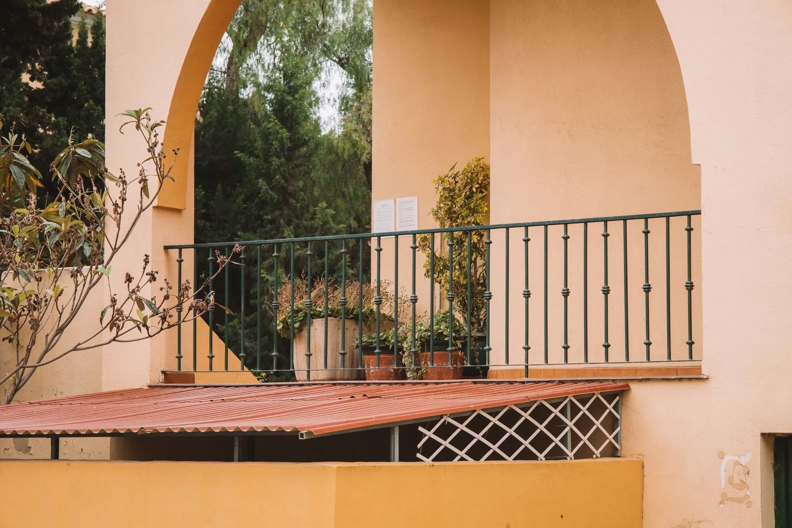 Ground-floor 2-bed quad house with wraparound garden near La Zenia beach