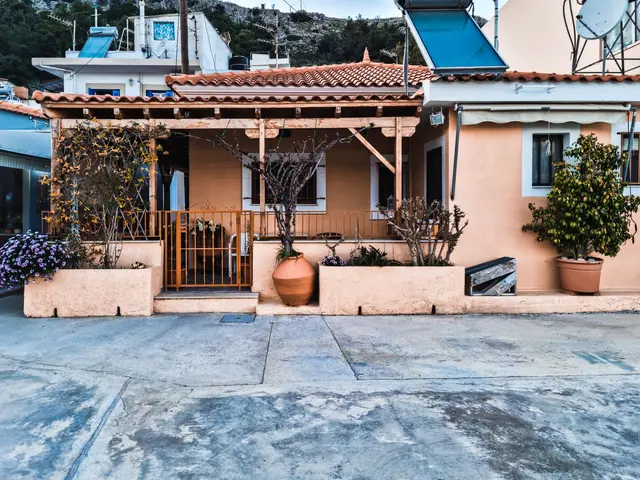 2-bed ground-floor bungalow with private garden near Playa Flamenca market