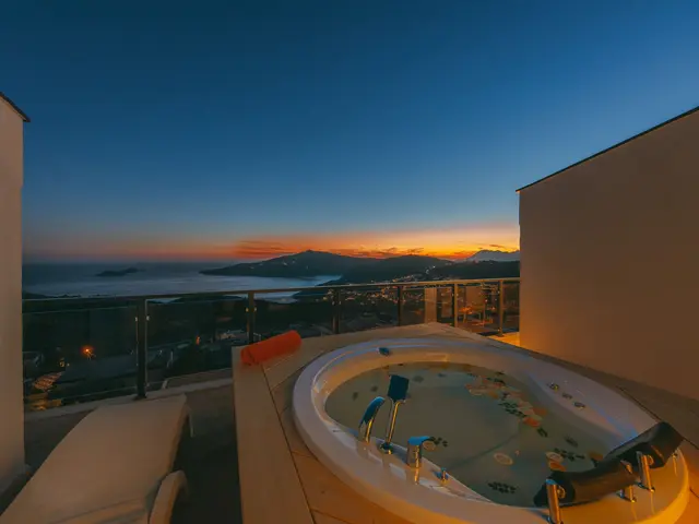 3-bed penthouse with 50 m² solarium and sea views in a Punta Prima resort