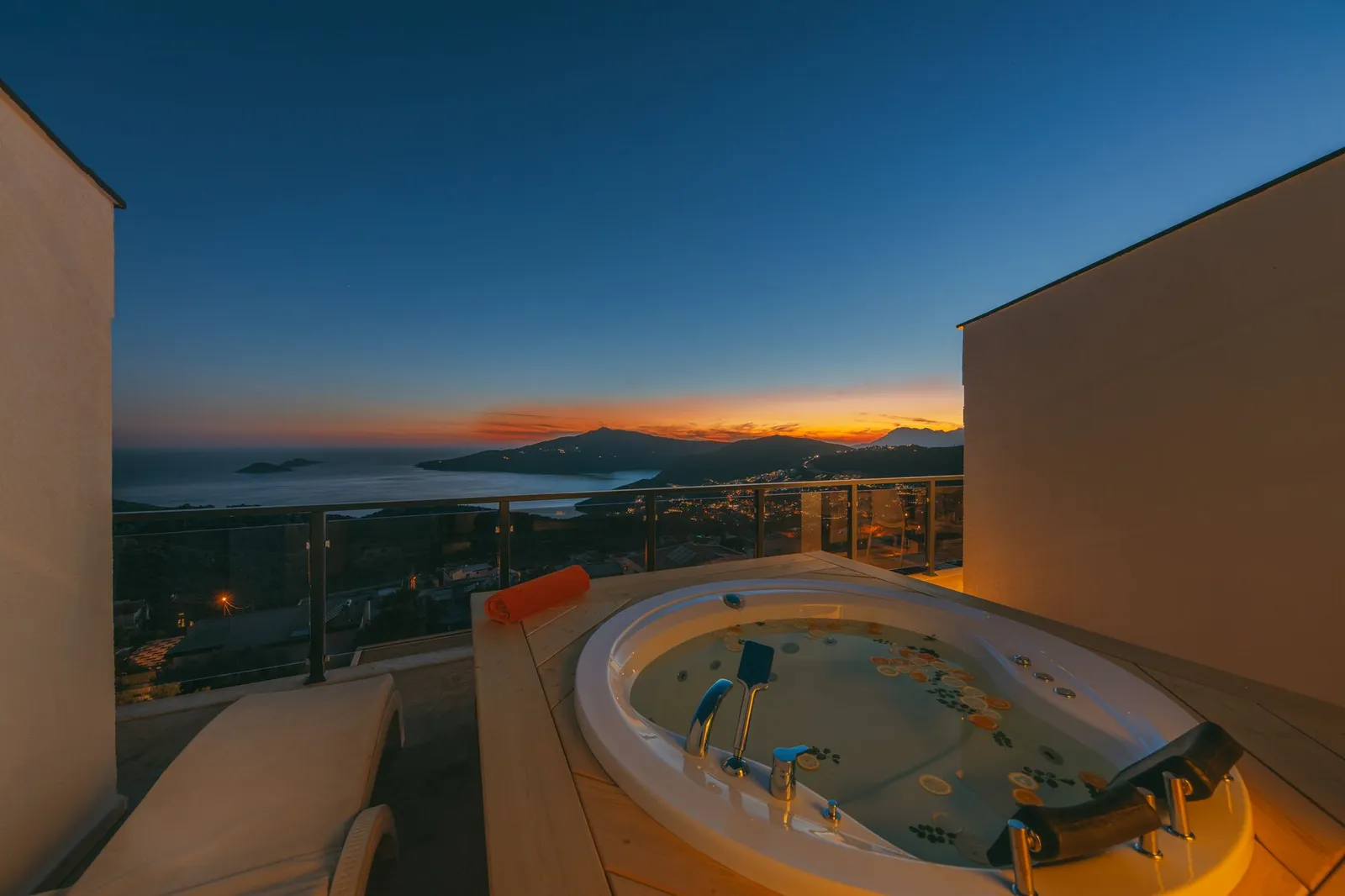 3-bed penthouse with 50 m² solarium and sea views in a Punta Prima resort