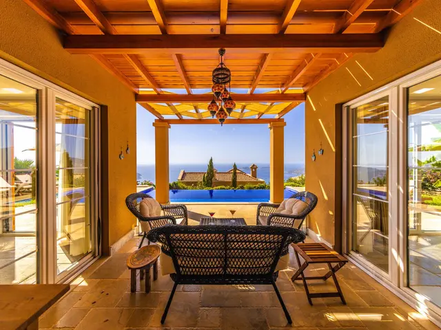 Upper-floor 2-bed bungalow with solarium to rent long term in Punta Prima — 3