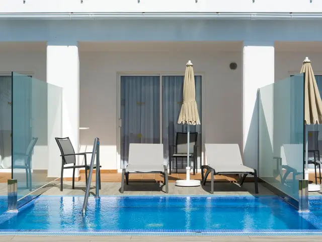 Upper-floor 2-bed bungalow with solarium to rent long term in Punta Prima — 2