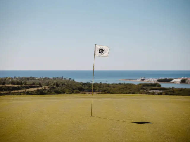Upper-floor 2-bed quad with solarium and golf views close to Villamartin Plaza — 2