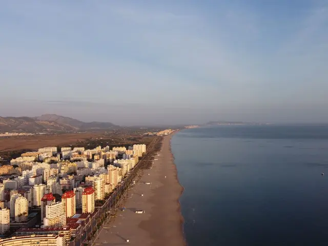 Beachside 2-bed apartment with sea-view terrace in Mil Palmeras