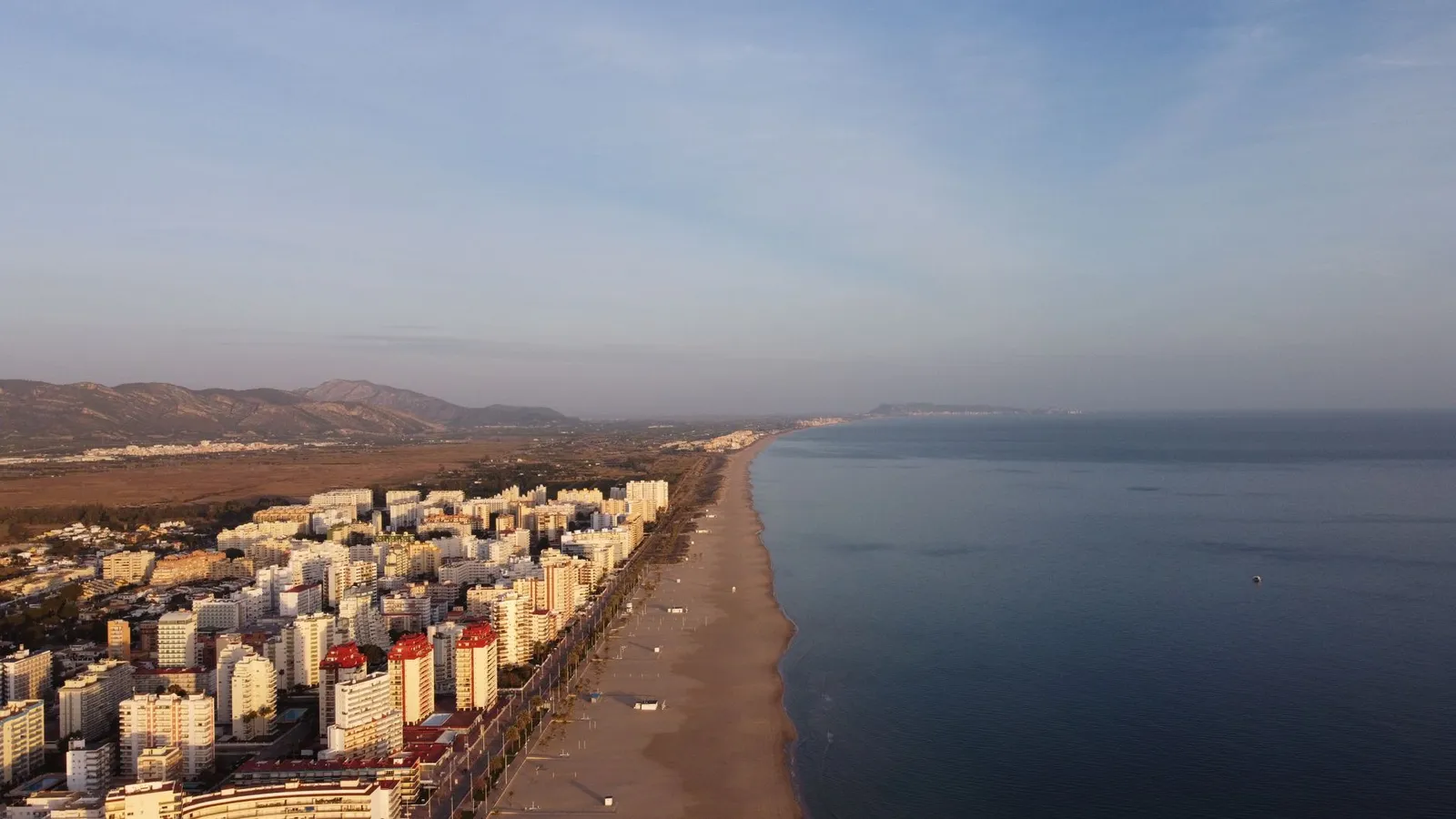 Beachside 2-bed apartment with sea-view terrace in Mil Palmeras